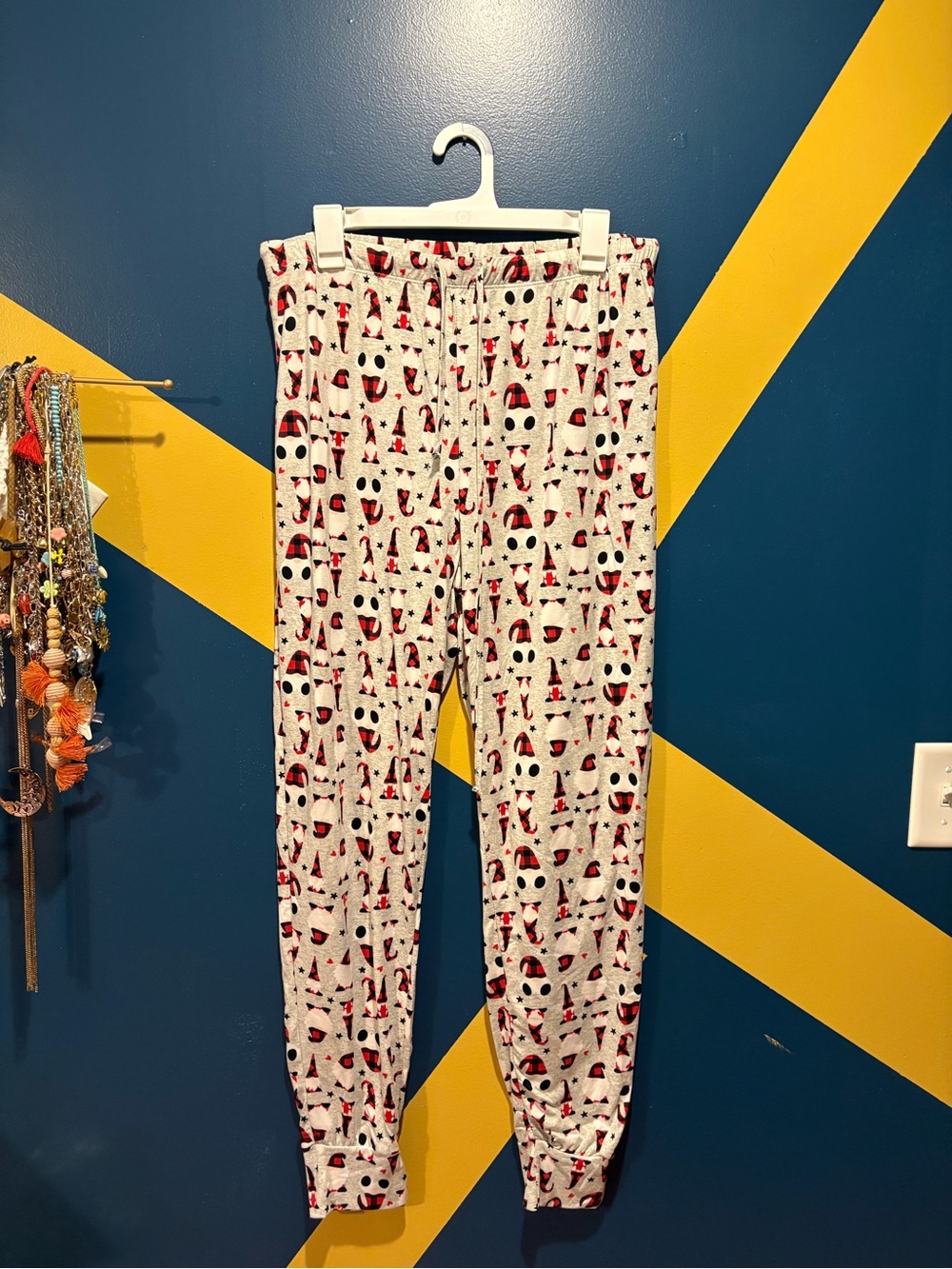Santa's Treasures Light Gray Holiday Gnome Print Jogger Pajama Pants NWOT
